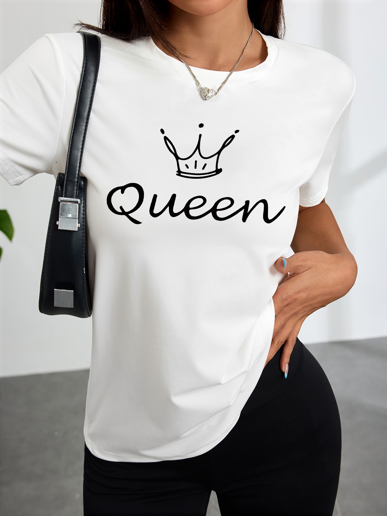 크라운 퀸 프린트가 있는 여성용 흰색 티셔츠 완벽한 캐 - Queen Street Fashion 리뷰 및 가격